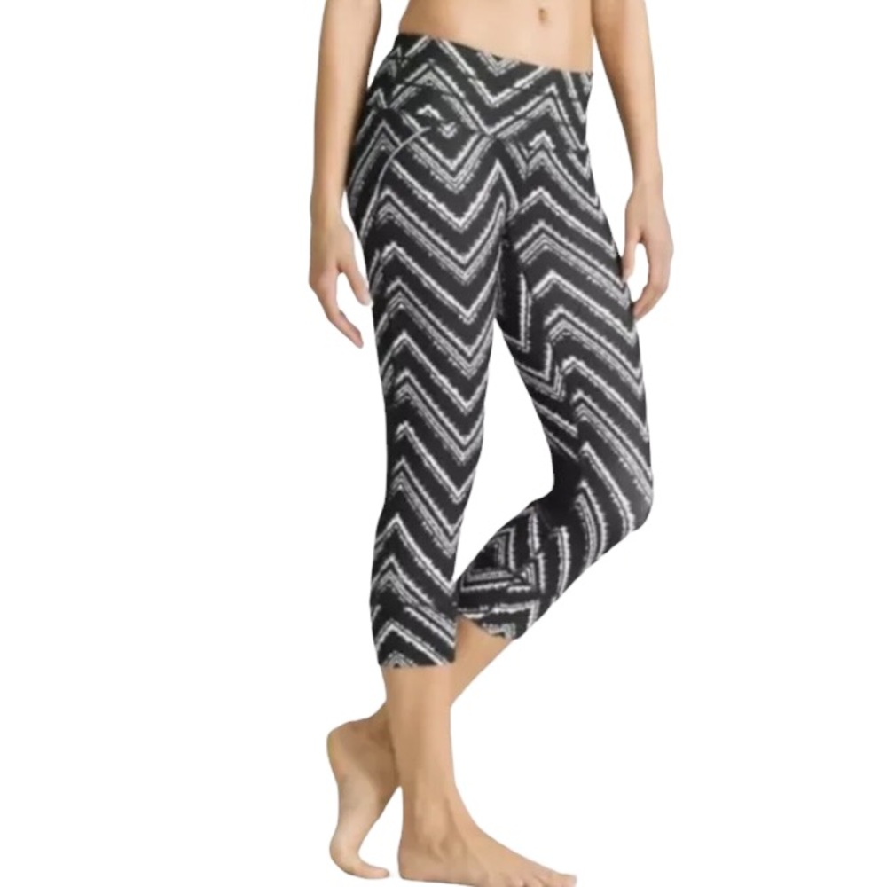 ATHLETA Zig Zag Relay Capri Leggings Cropped